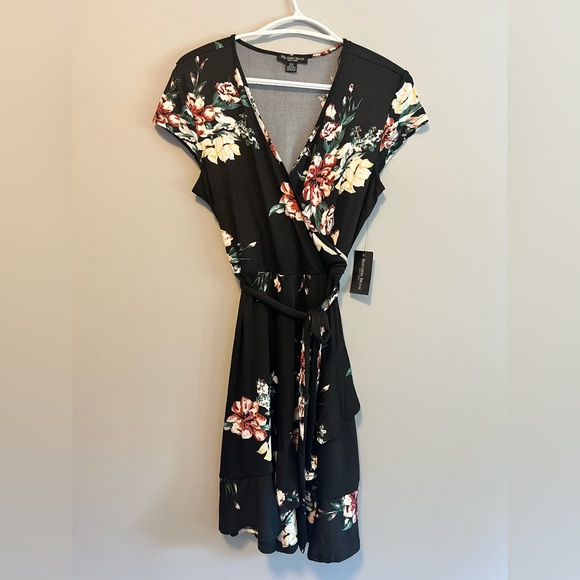 Summer dress with sweeping edge - Picture 1 of 6